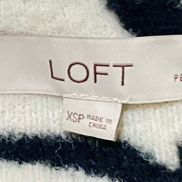 Ann Taylor LOFT Animal Print Cow Black Cream Pullover Sweater V Neck Size XS - Picture 4 of 8